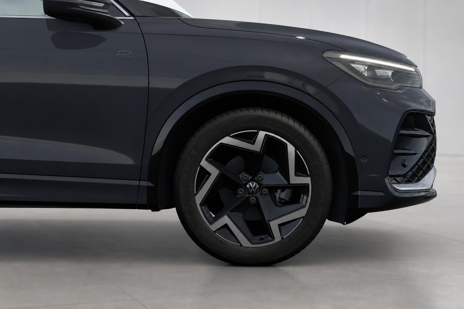 VW Tiguan R, Detailansicht Felge und Vorderrad