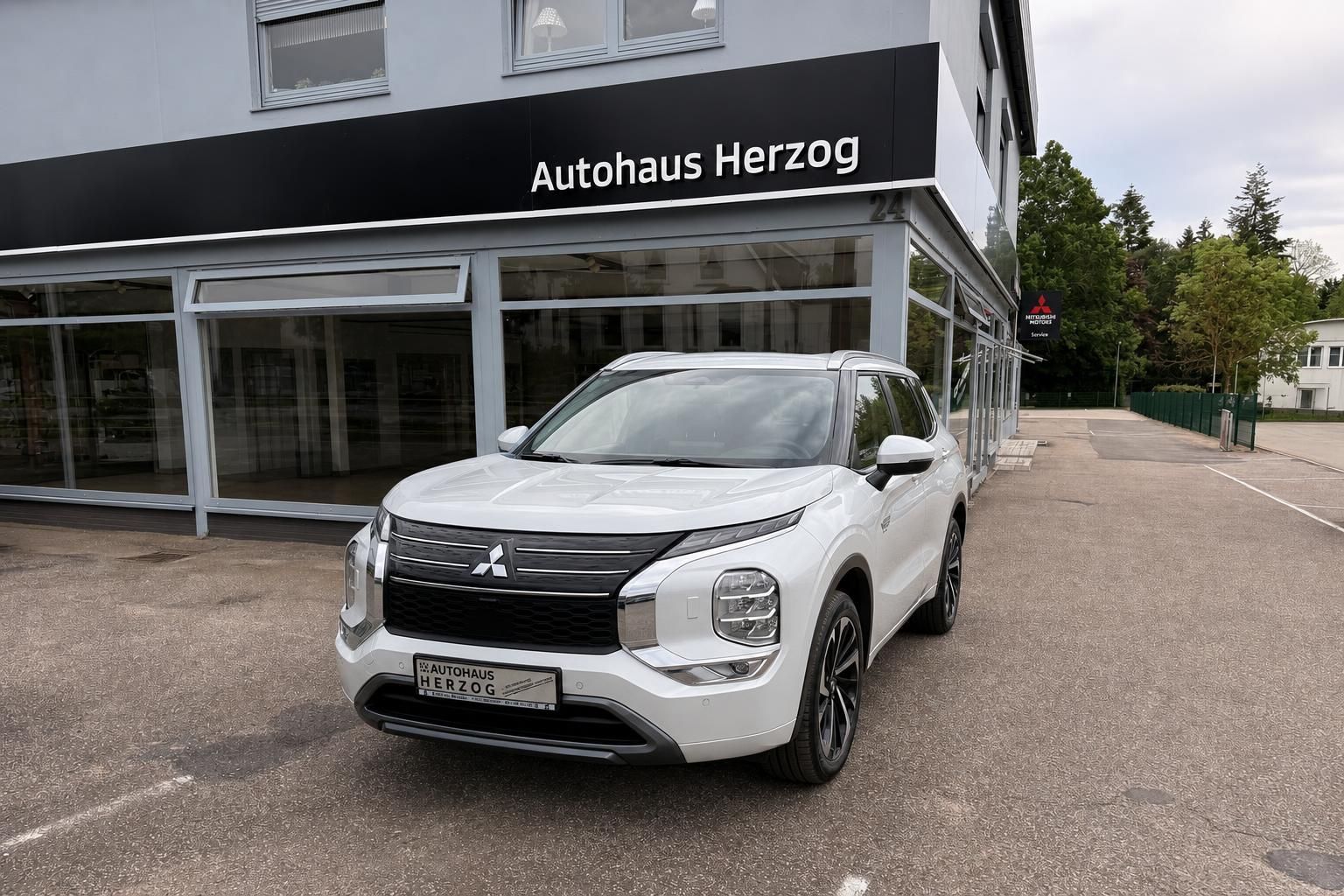 Mitsubishi SUV Frontansicht in Weiß - markante Kühlergrill-Optik und LED-Scheinwerfer