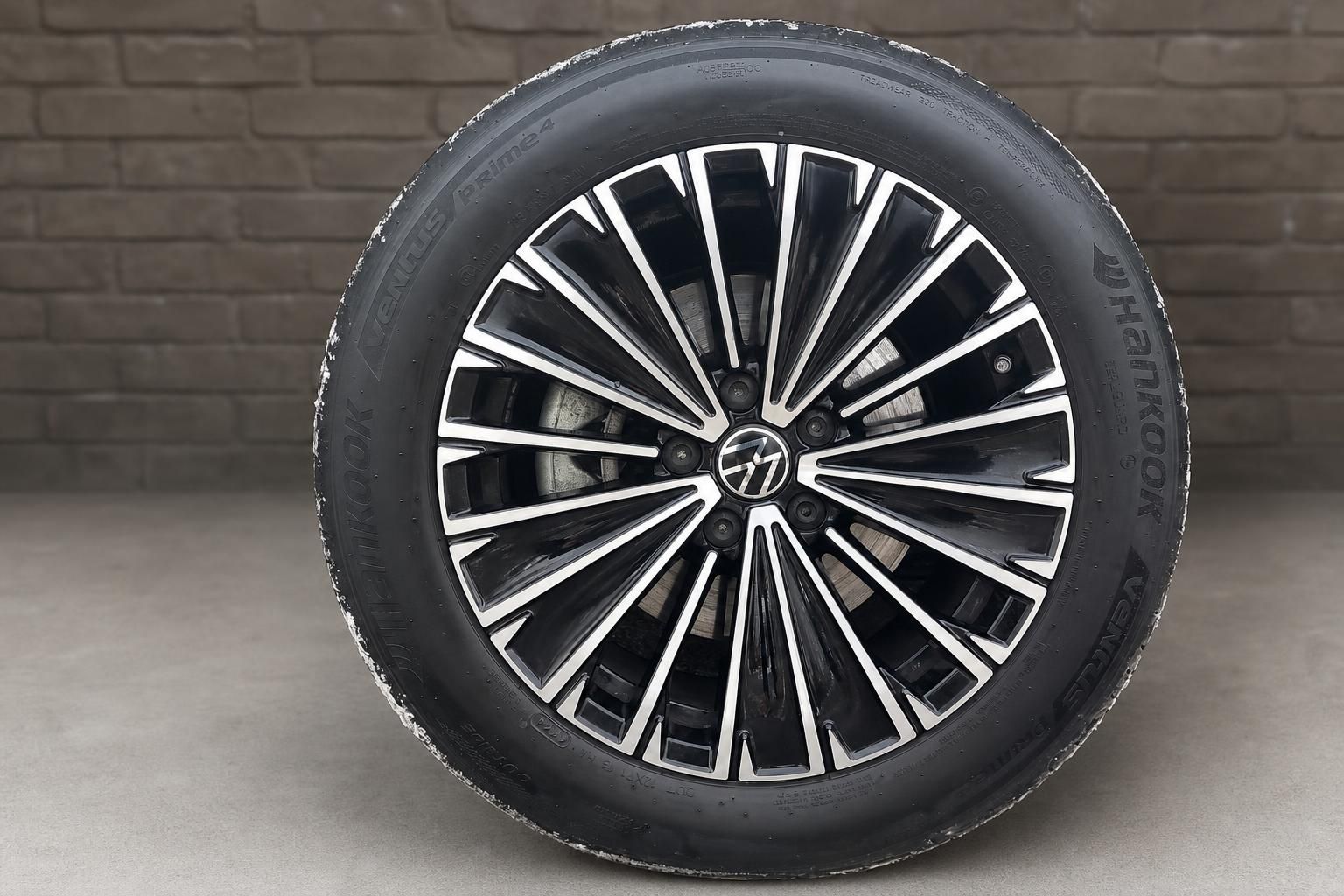 VW Leichtmetallfelge mit Hankook Reifen im Detail