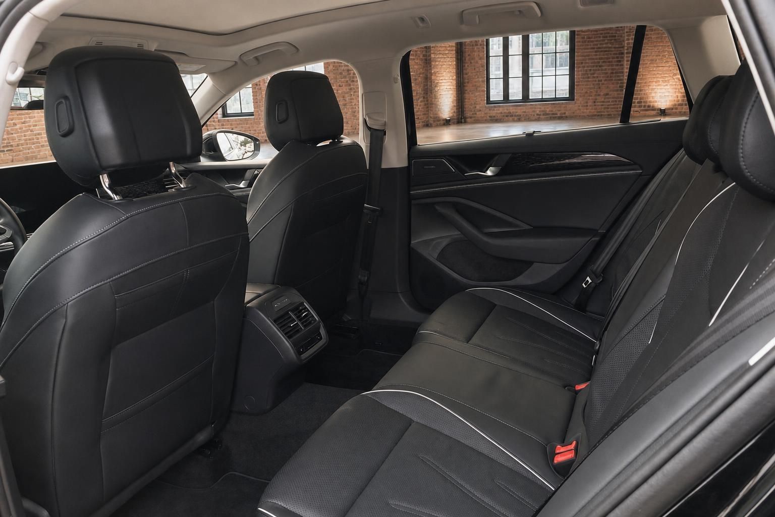 Rücksitze mit schwarzem Leder im VW Passat Innenraum