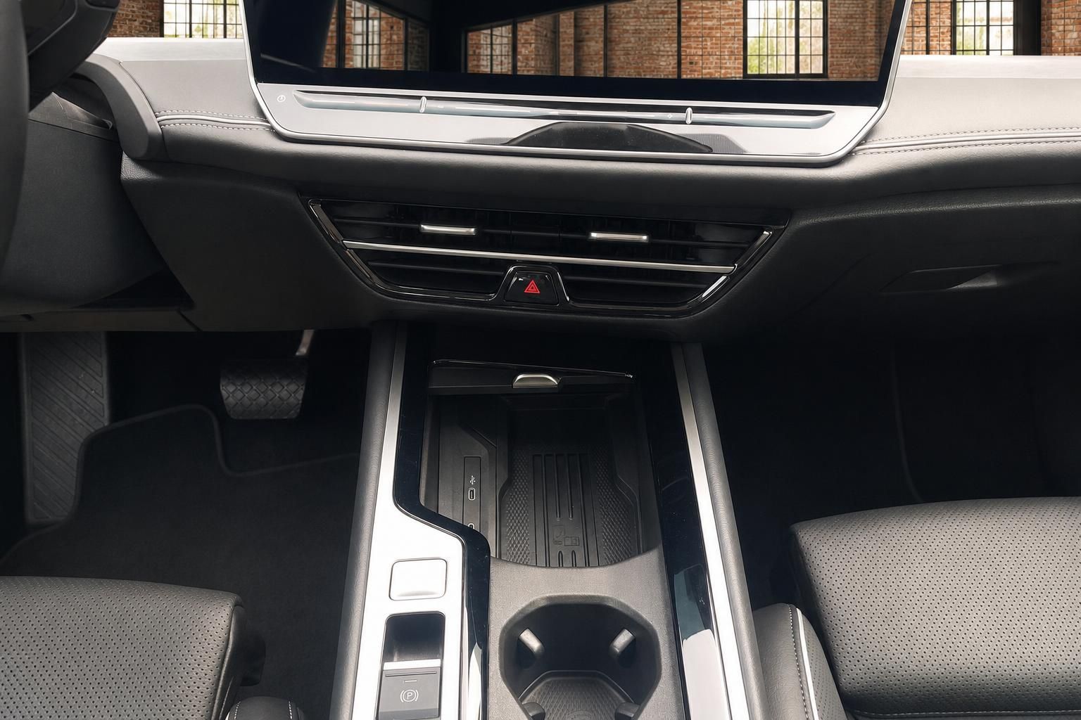 Mittelkonsole mit Ablagefach und Becherhalter im VW Passat