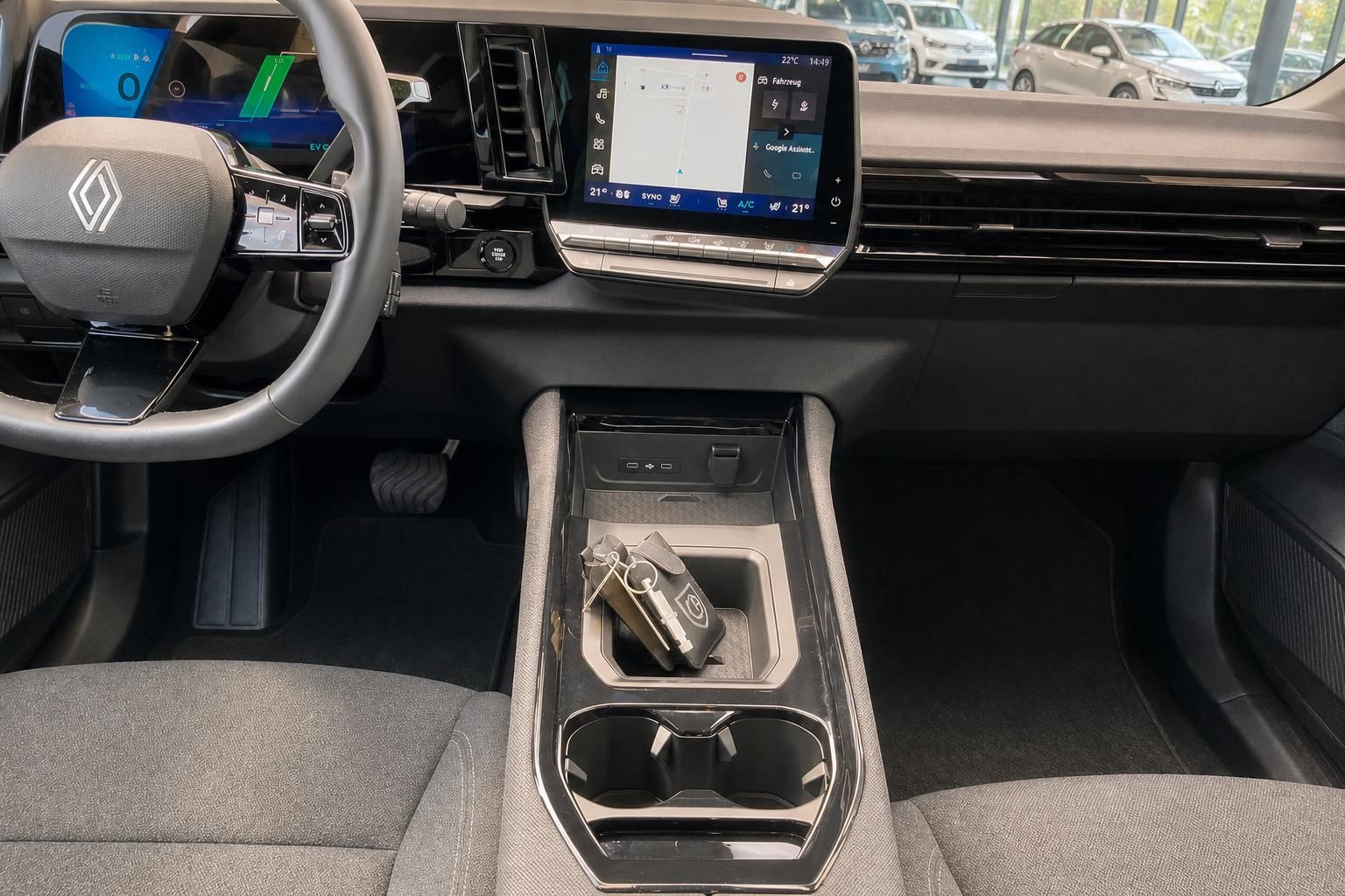 Mittelkonsole mit Navigationsdisplay und Autoschluessel im Renault