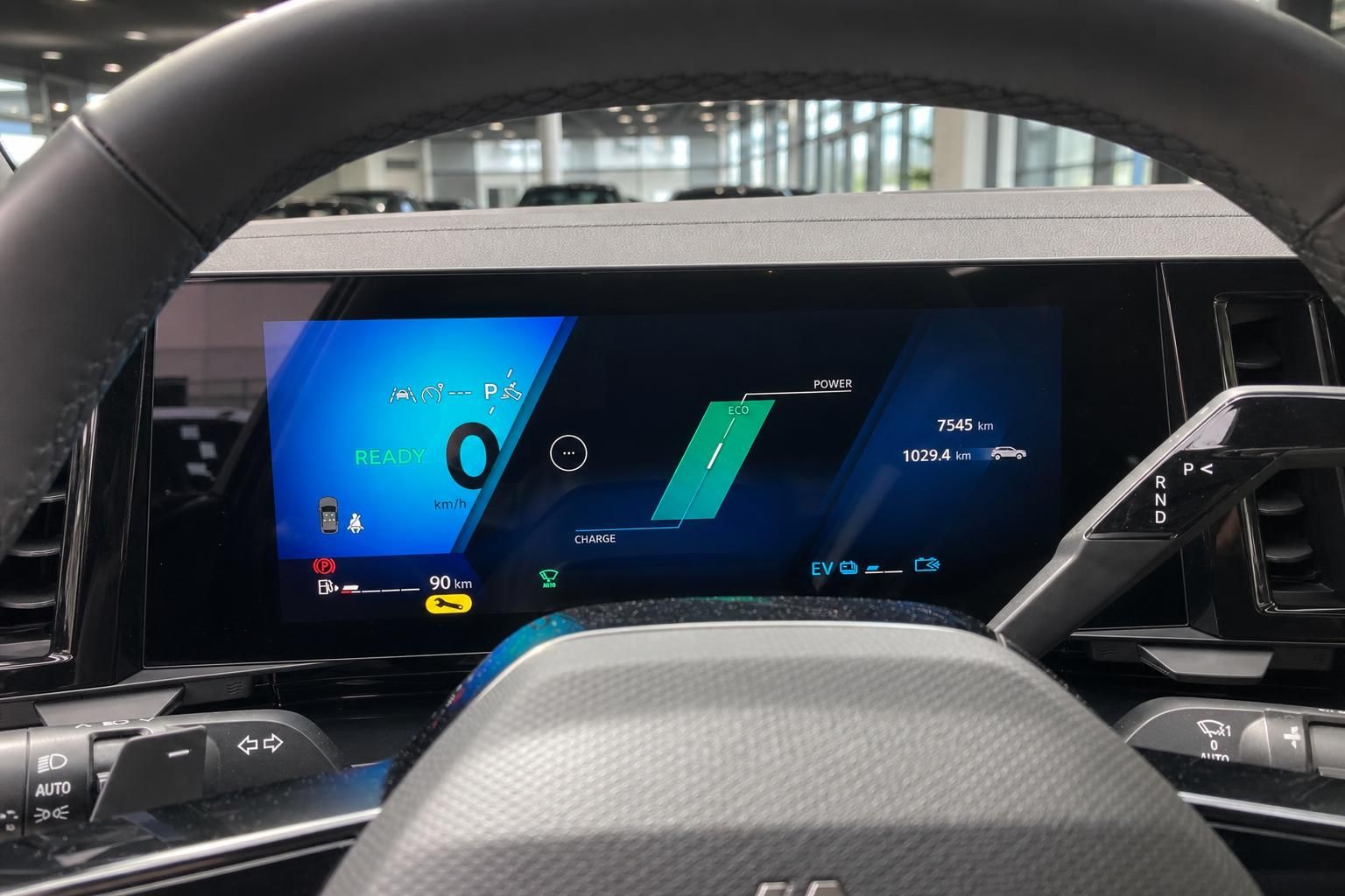 Digitales Kombiinstrument mit Ready-Anzeige und Energiefluss im Elektrofahrzeug