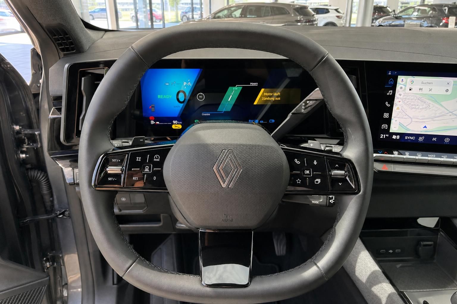 Renault Lenkrad mit Bedienelementen und digitalem Tacho im Innenraum