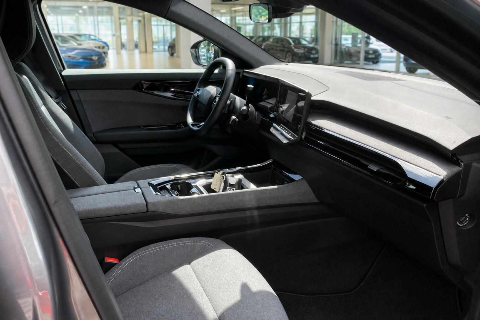 Fahrzeuginnenraum mit Cockpit, Lenkrad und Mittelkonsole im Autohaus