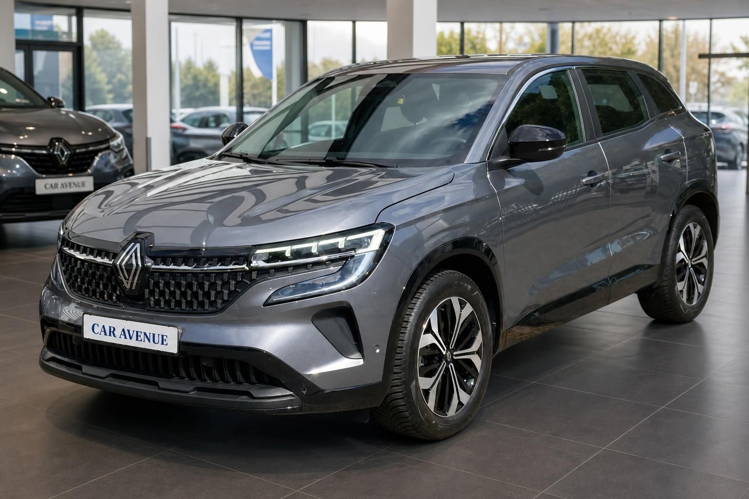 Renault Austral grau Frontansicht SUV im Autohaus