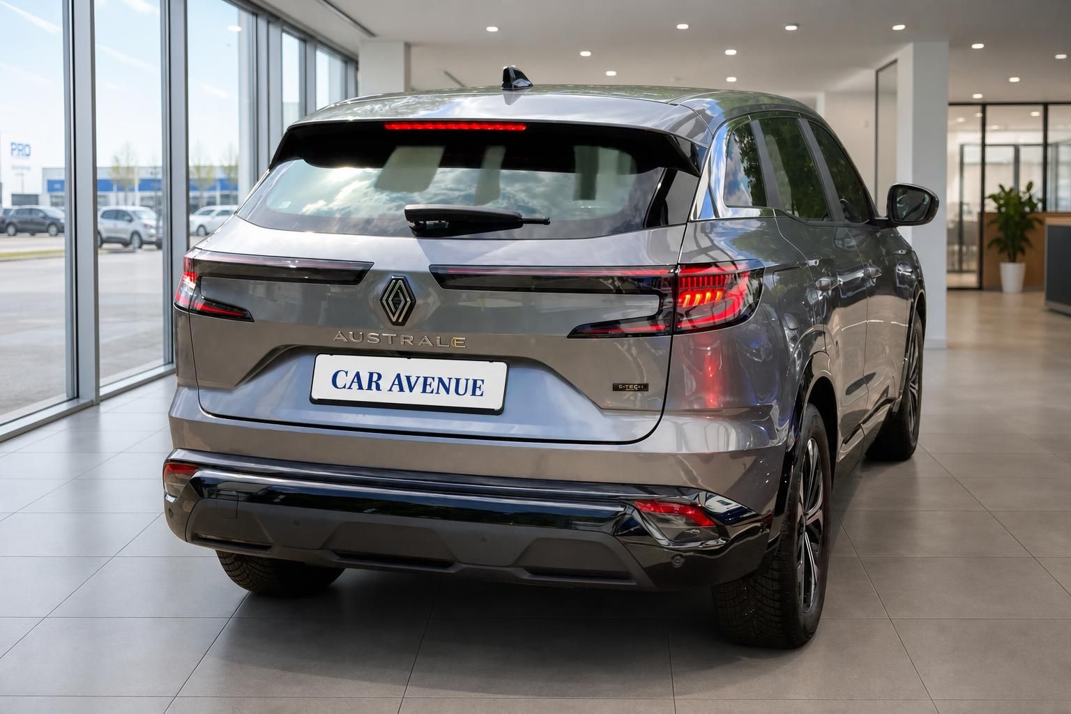 Renault Austral E-Tech grau Heckansicht Showroom
