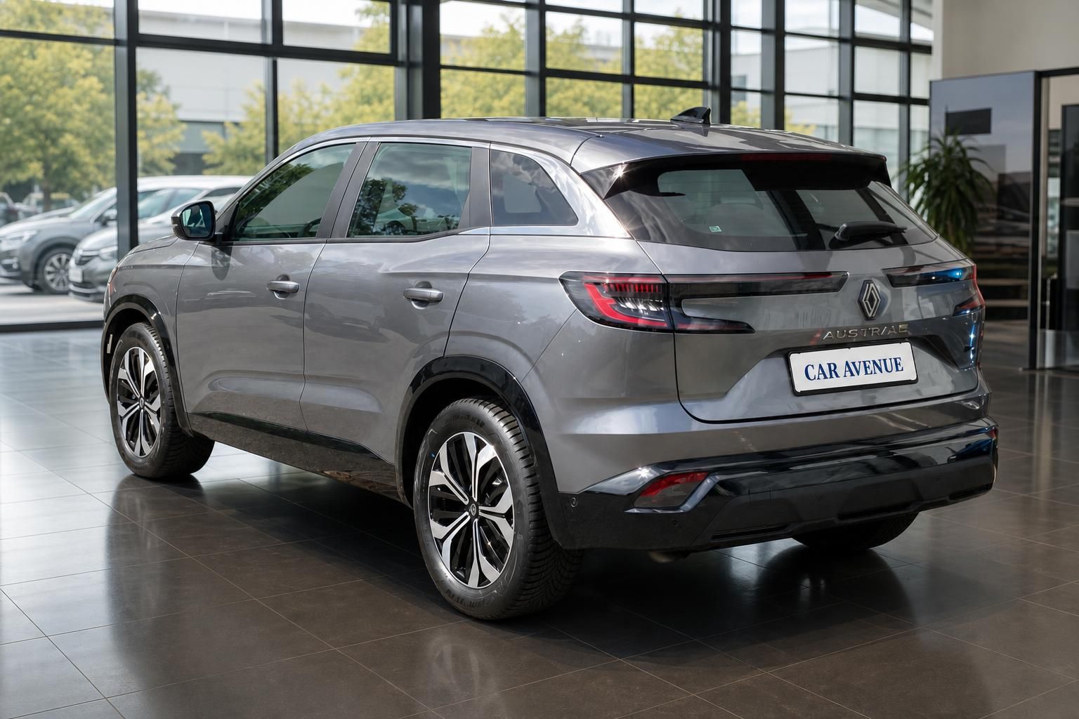 Renault Austral grau Heckansicht im Autohaus Showroom