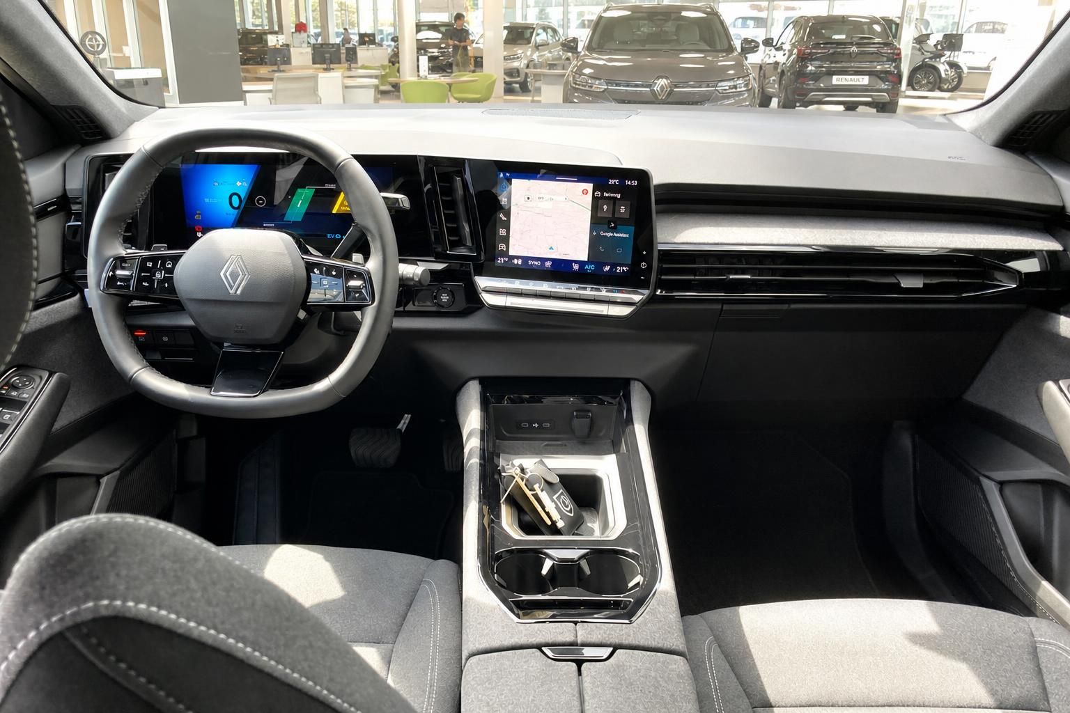 Cockpit mit Lenkrad und digitalem Display eines Renault
