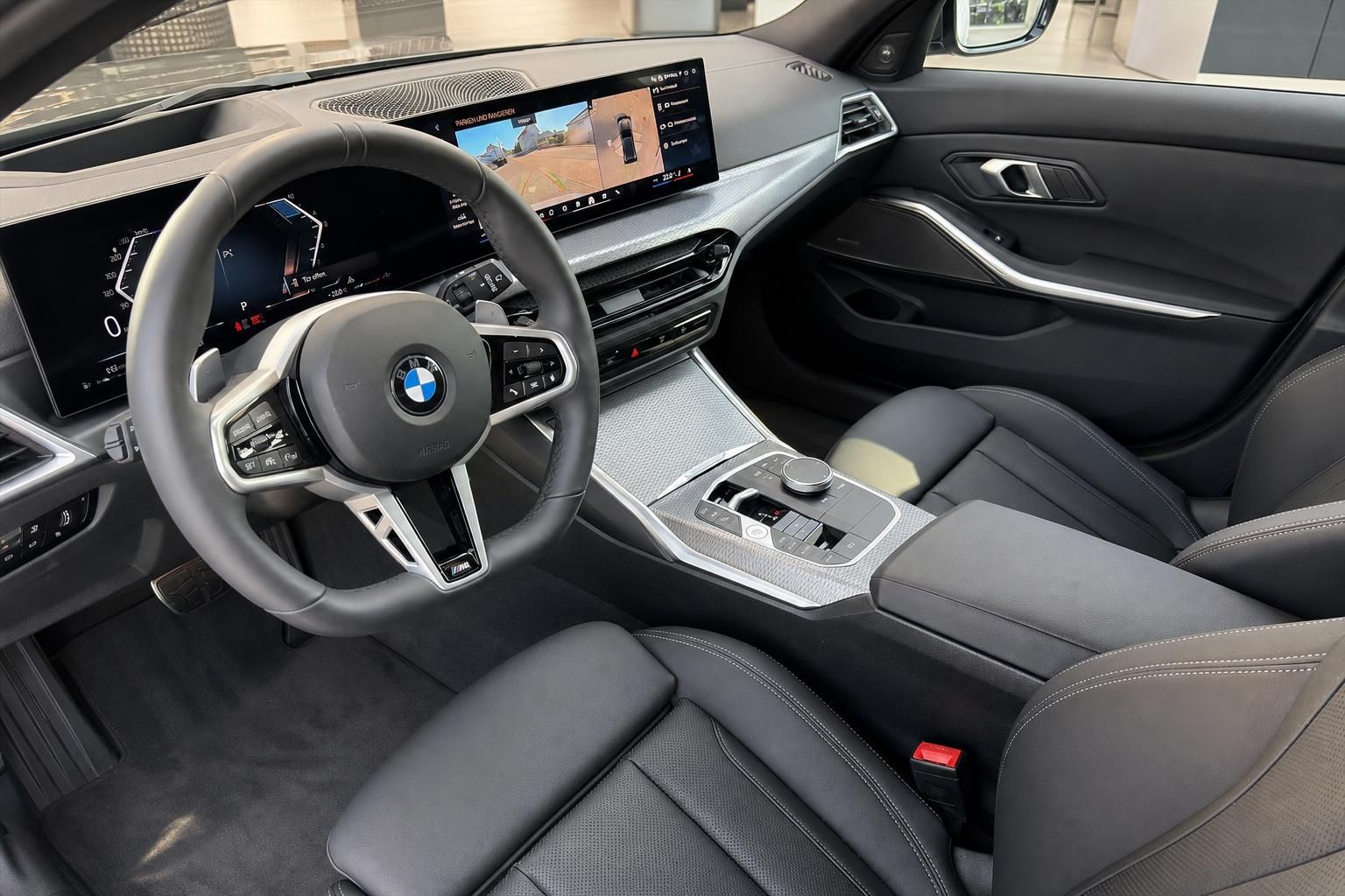BMW Cockpit mit Lenkrad, Touchscreen und Sportsitzen im Detail