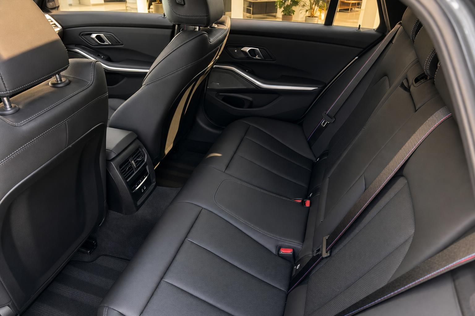 BMW Rücksitzbank mit schwarzem Lederinterieur und Kopfstützen