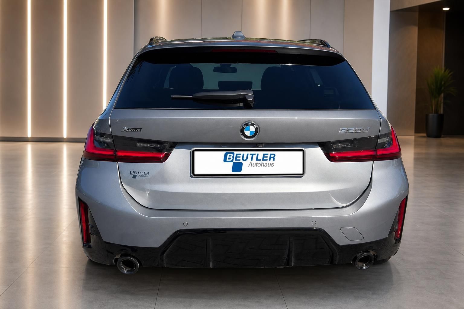 BMW 320d Touring silber, Heckansicht mit Doppelendrohr im Autohaus