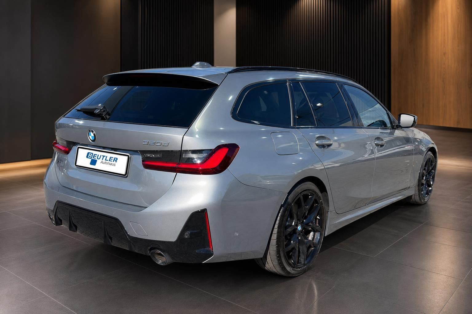 BMW 320d Touring silber, Heck-Seitenansicht im Autohaus