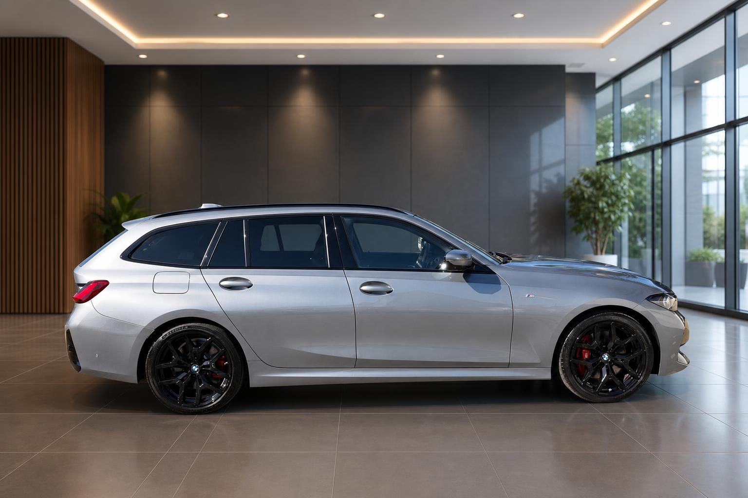 BMW 3er Touring silber, Seitenansicht im Autohaus-Showroom