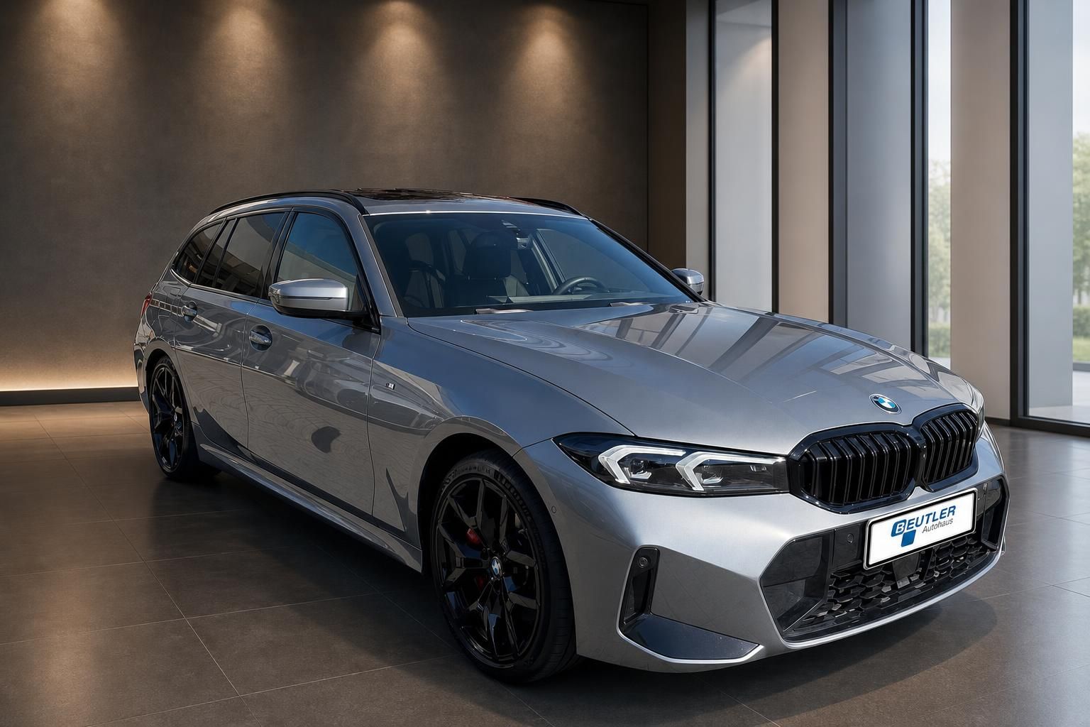 BMW 3er Touring silber, Frontansicht schraeg im Autohaus