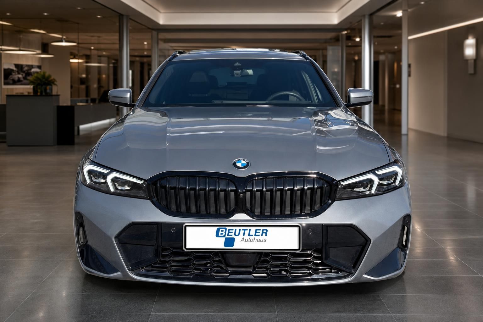 BMW 3er Touring silber, Frontansicht mit M Sportpaket im Showroom