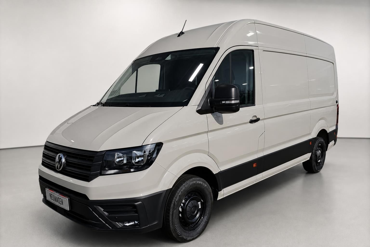 VW Crafter Kastenwagen weiß, Frontansicht schräg im Studio