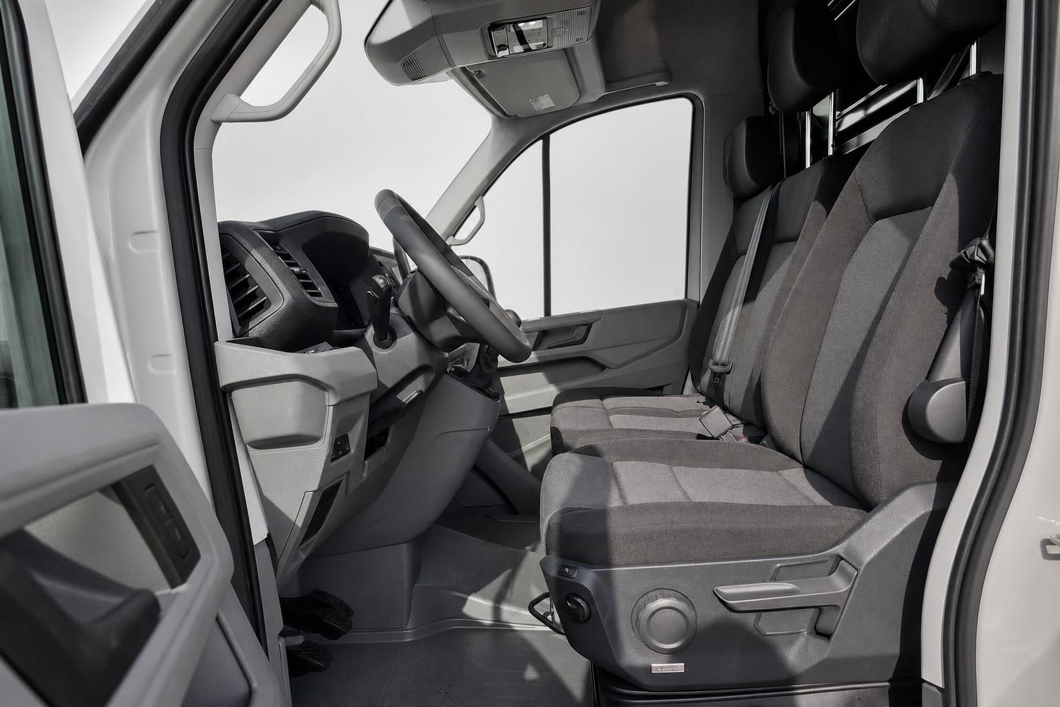 VW Crafter Innenraum mit Fahrersitzen und Cockpit, Blick durch Schiebetür