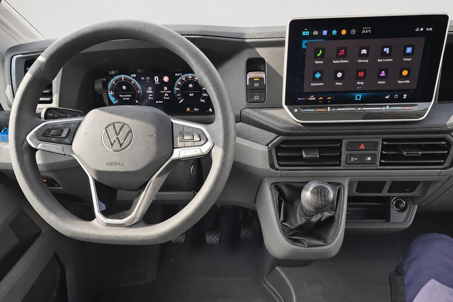 VW Crafter Cockpit mit Lenkrad, Digitaltacho und Infotainment-Display
