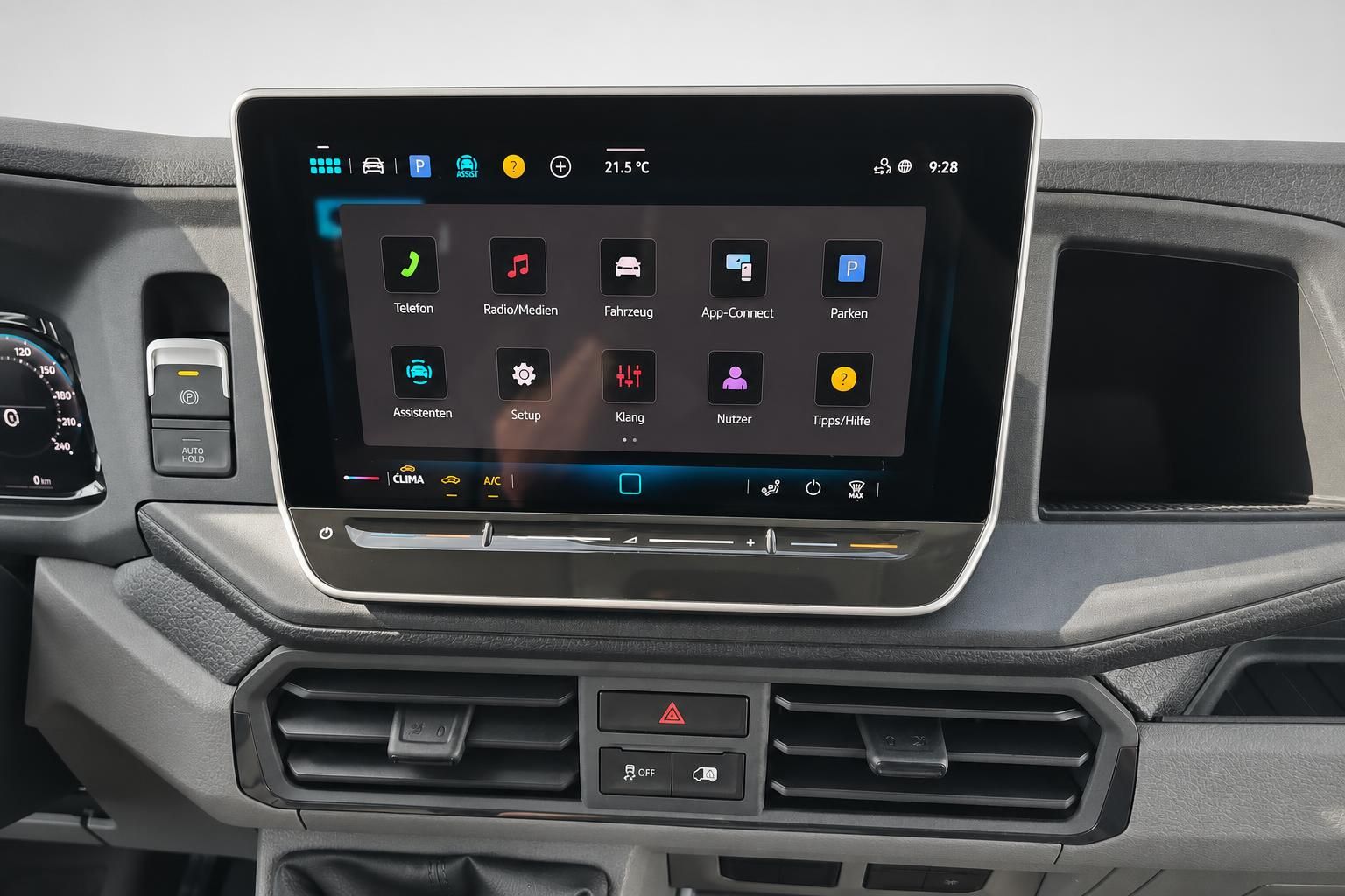 VW Crafter Infotainment-Bildschirm mit Menüübersicht und Klimabedienung