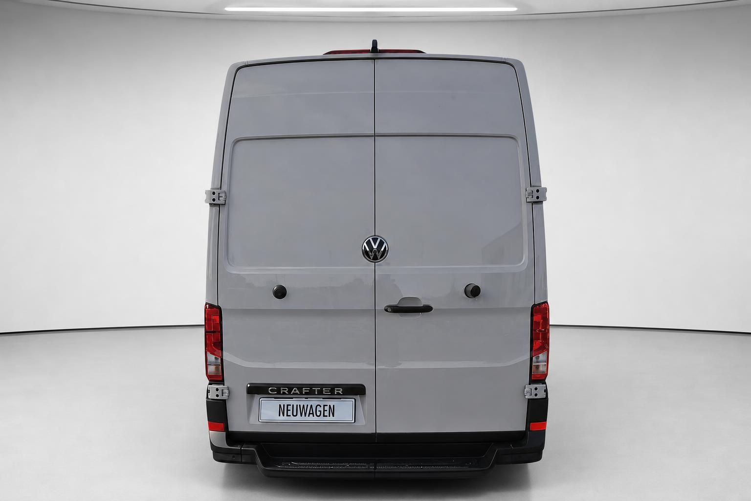 VW Crafter Kastenwagen Heckansicht in Silber, geschlossene Türen