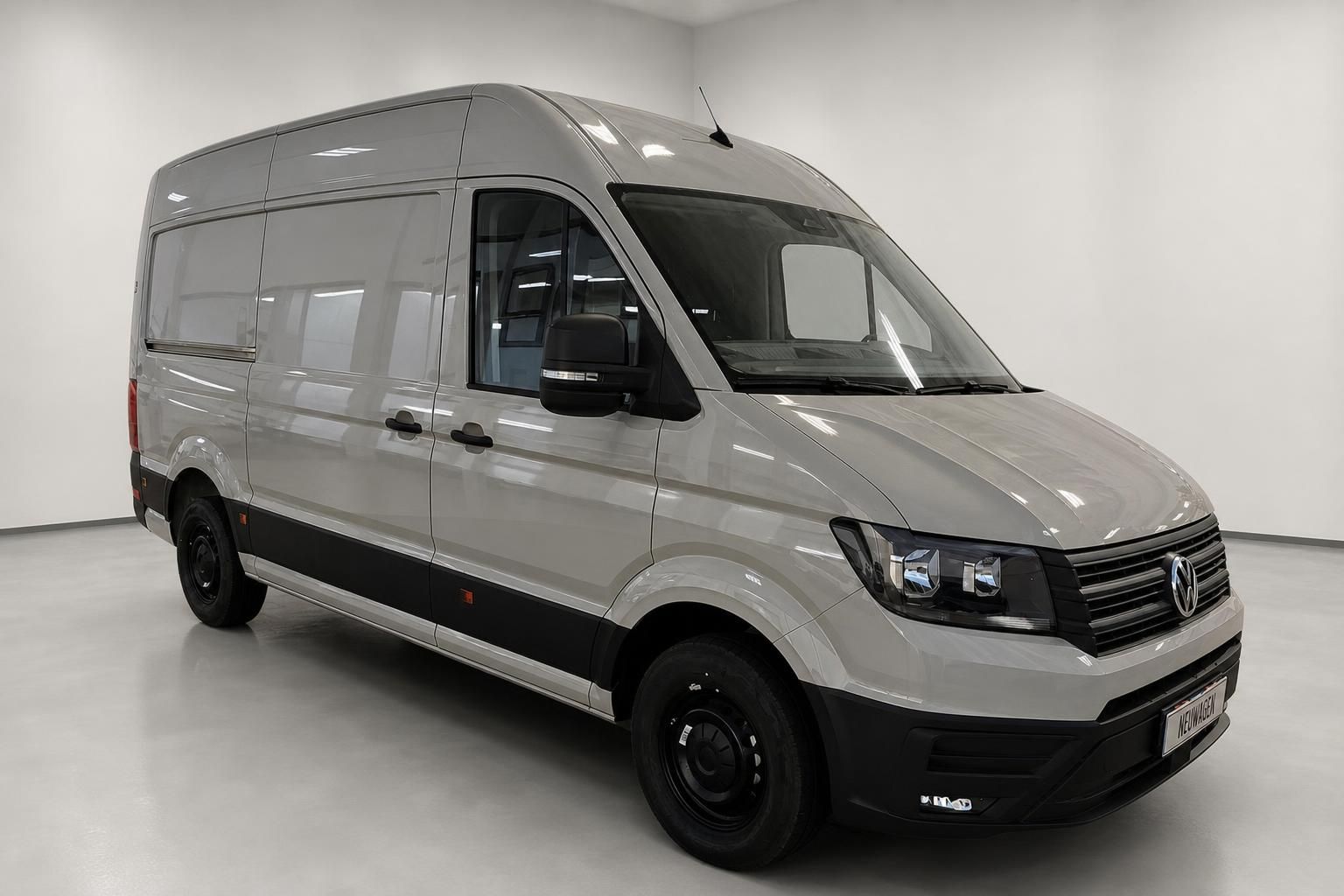 VW Crafter Kastenwagen schräg vorne, Front- und Seitenansicht