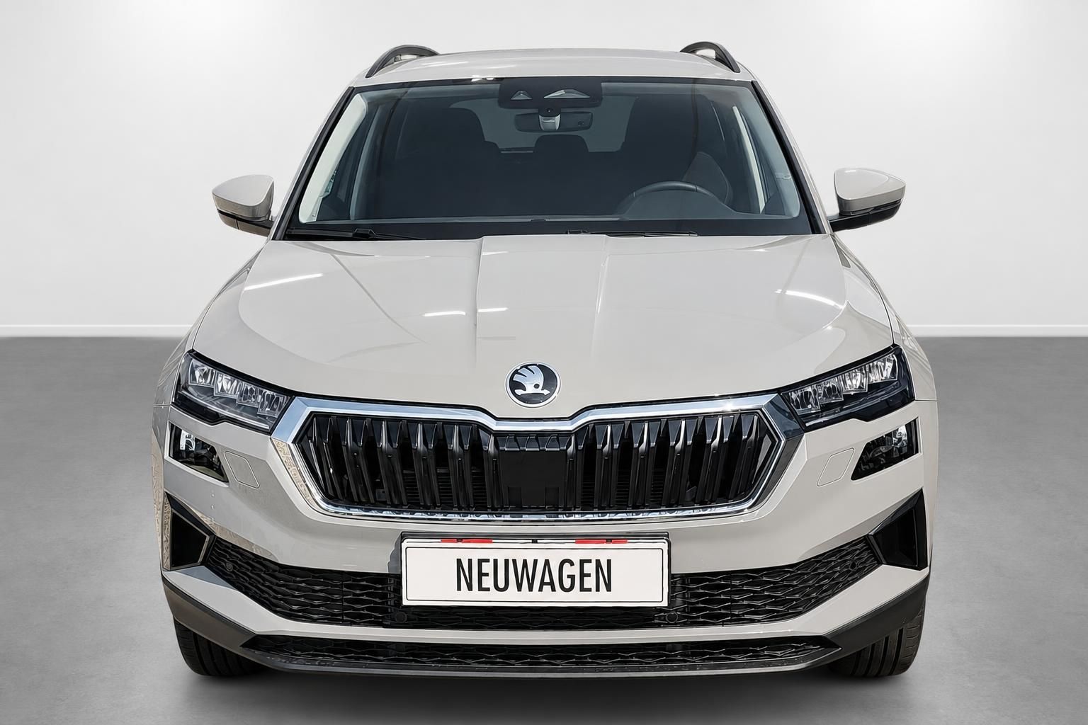Skoda Karoq Frontansicht direkt mit Kuehlergrill und Scheinwerfern