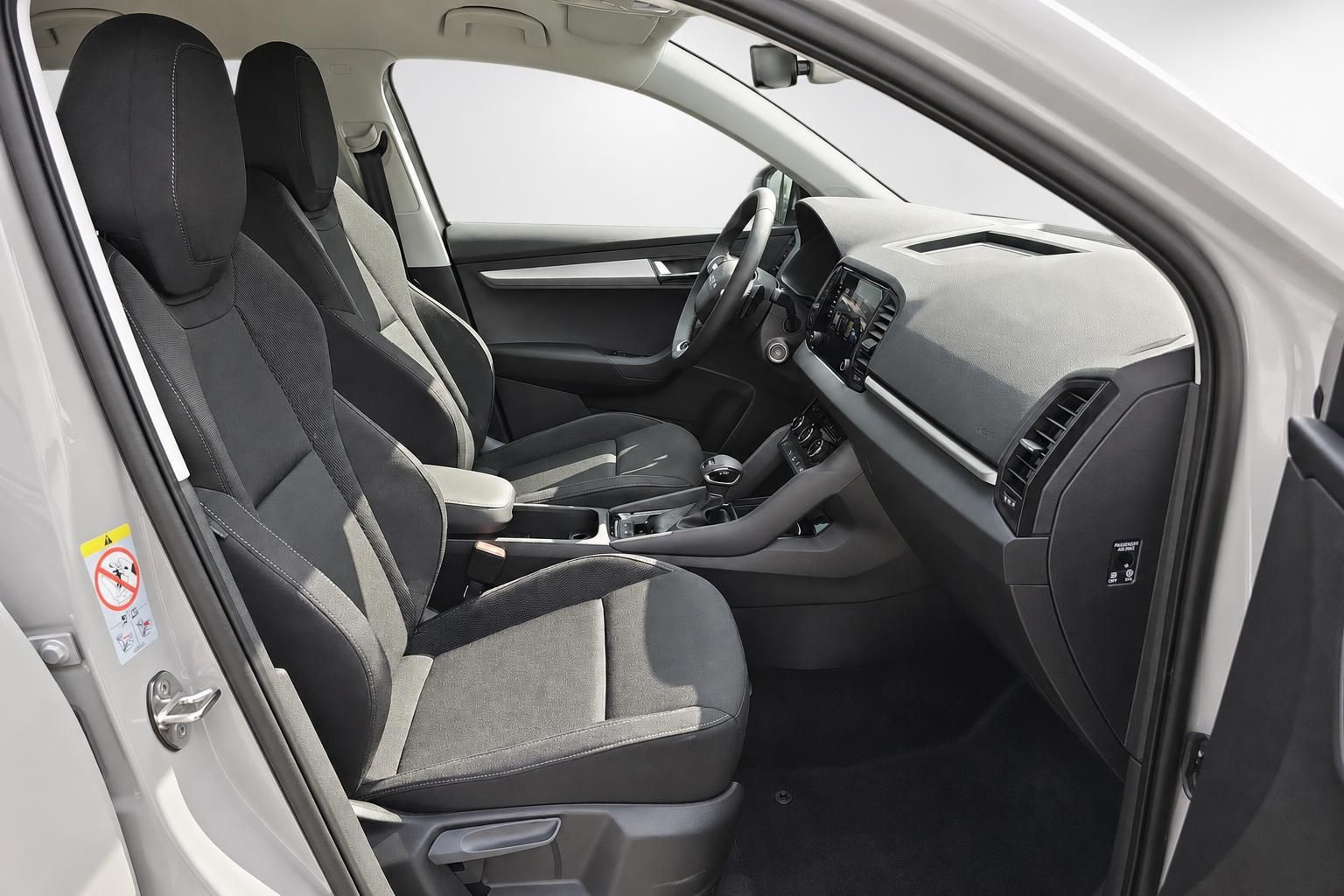 Skoda Karoq Innenraum Vordersitze und Armaturenbrett