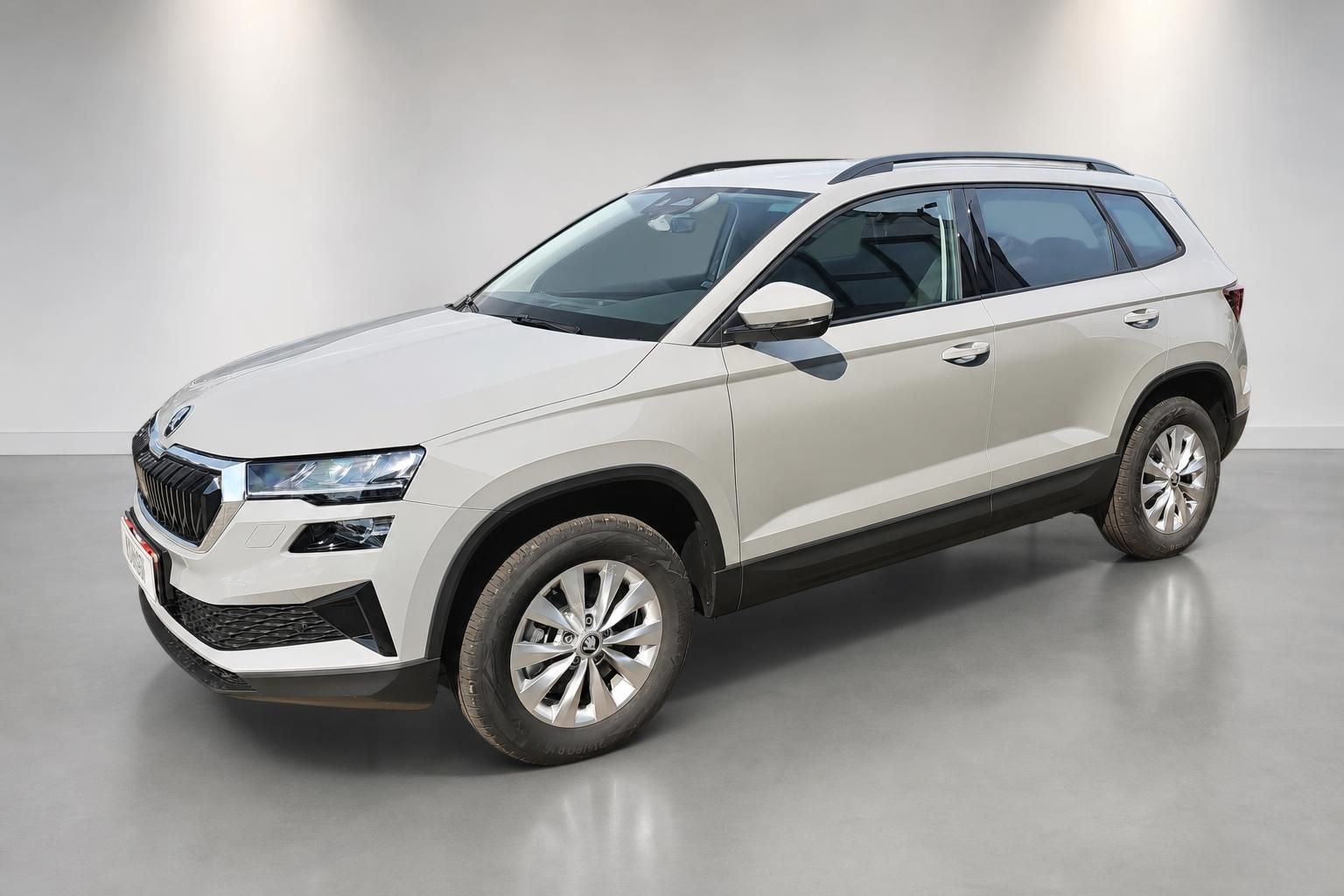 Skoda Karoq SUV in Weiss, Frontansicht schraeg im Studio
