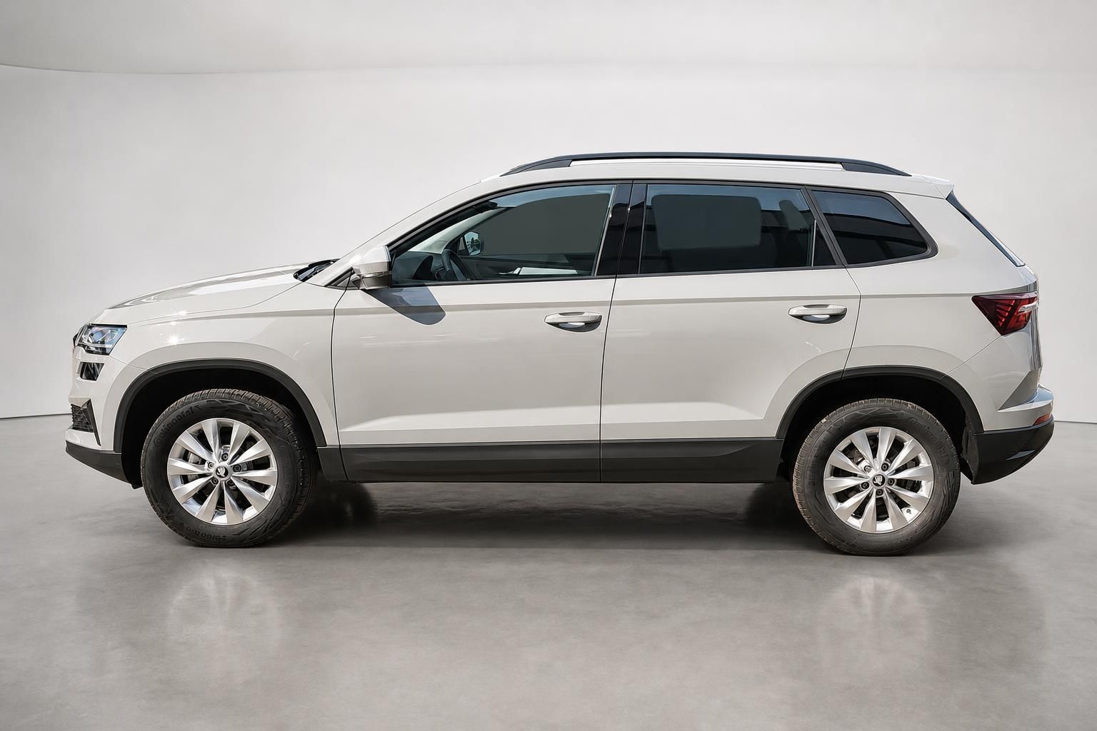 Skoda Karoq SUV Weiss, Seitenansicht im Fotostudio
