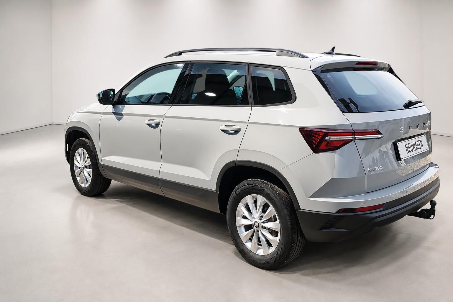 Skoda Karoq SUV Weiss, Heckansicht schraeg im Studio