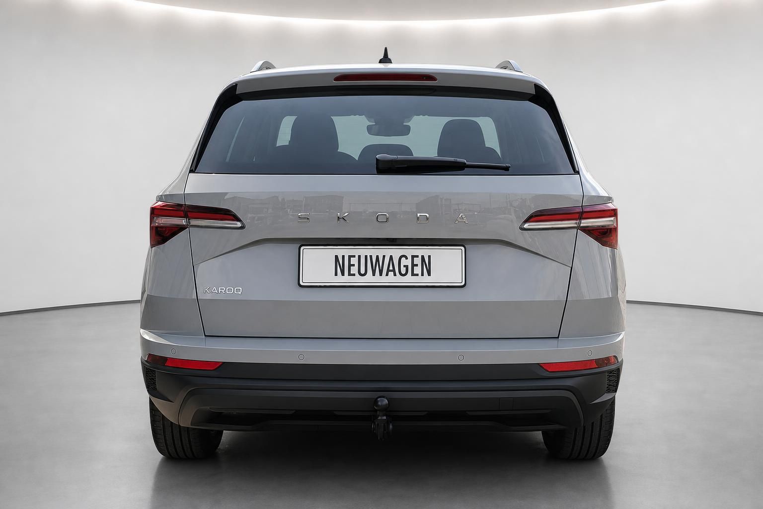 Skoda Karoq Heckansicht frontal im Studio mit Kennzeichen