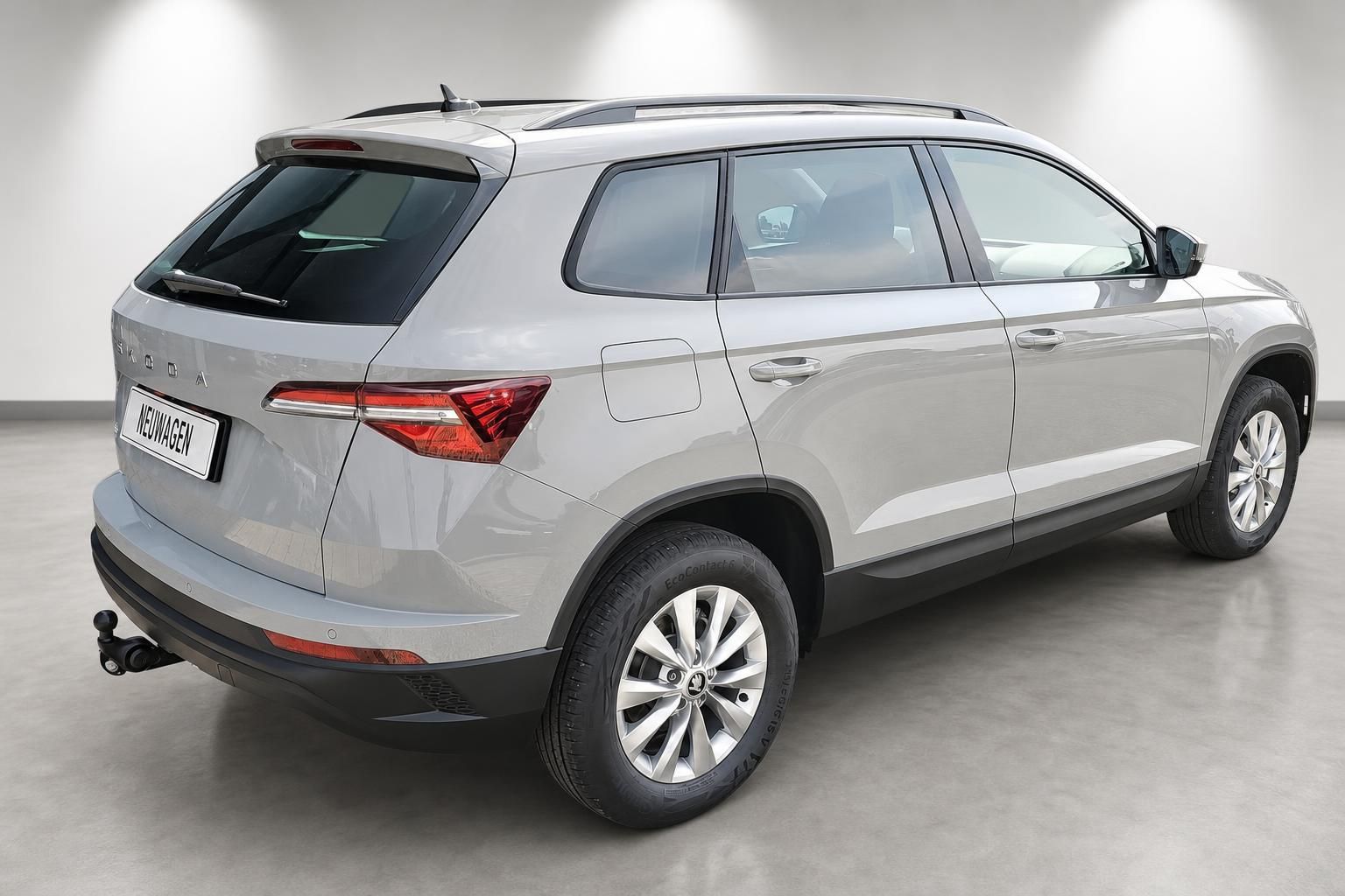 Skoda Karoq SUV Heckansicht schraeg mit Anhaengerkupplung