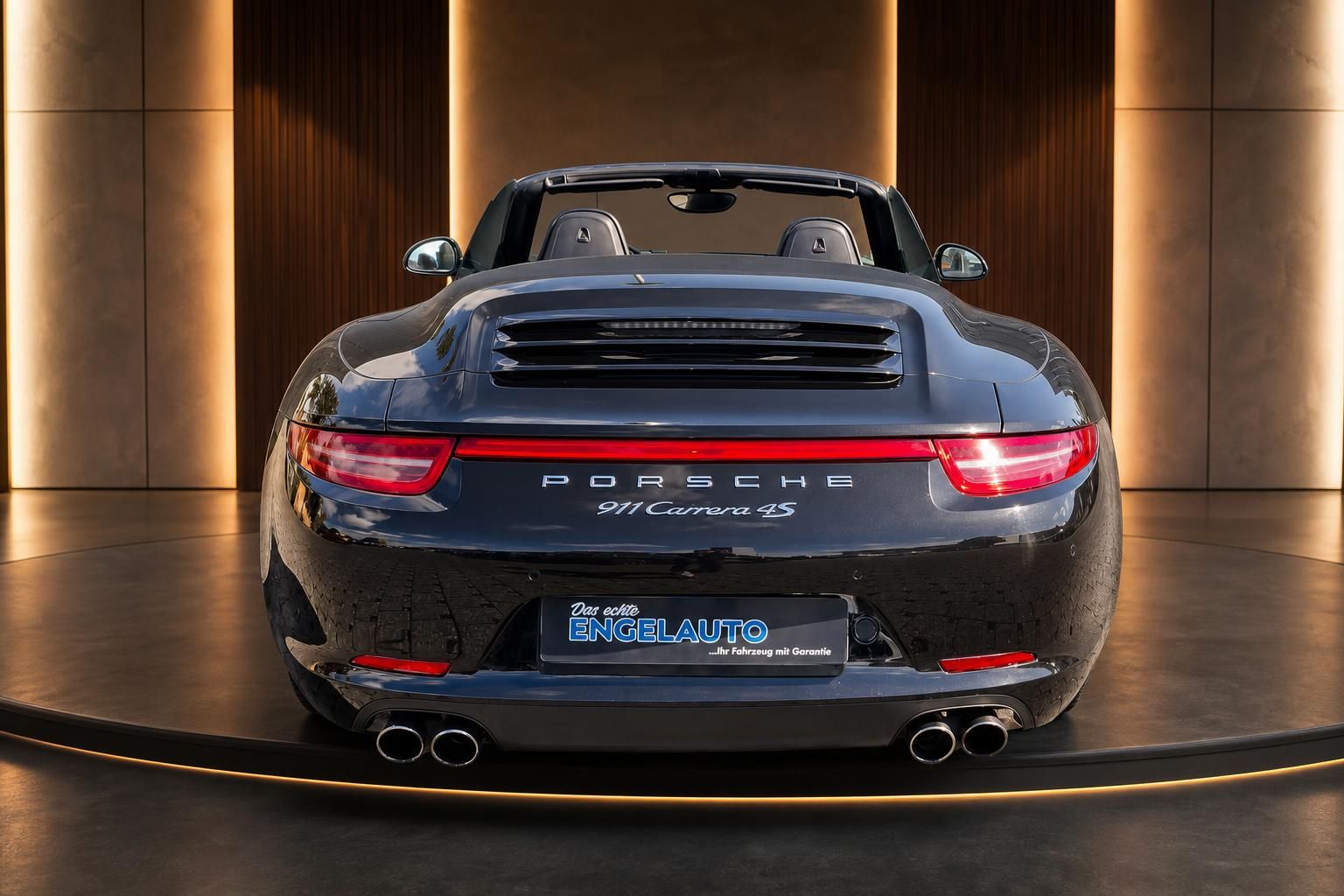 Porsche 911 Carrera 4S Cabriolet in dunkelblau, Heckdetail mit PORSCHE Schriftzug und Auspuff