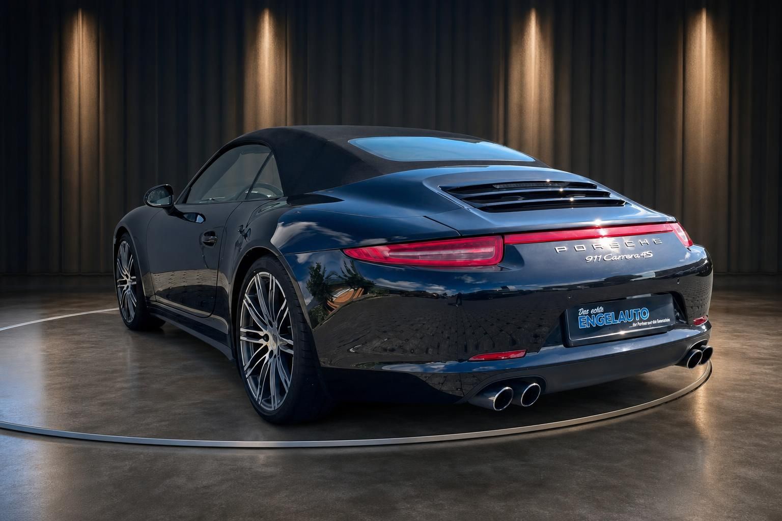 Porsche 911 Carrera 4S Cabrio in dunkelblau - Heckansicht mit geschlossenem Verdeck im Ausstellungsraum
