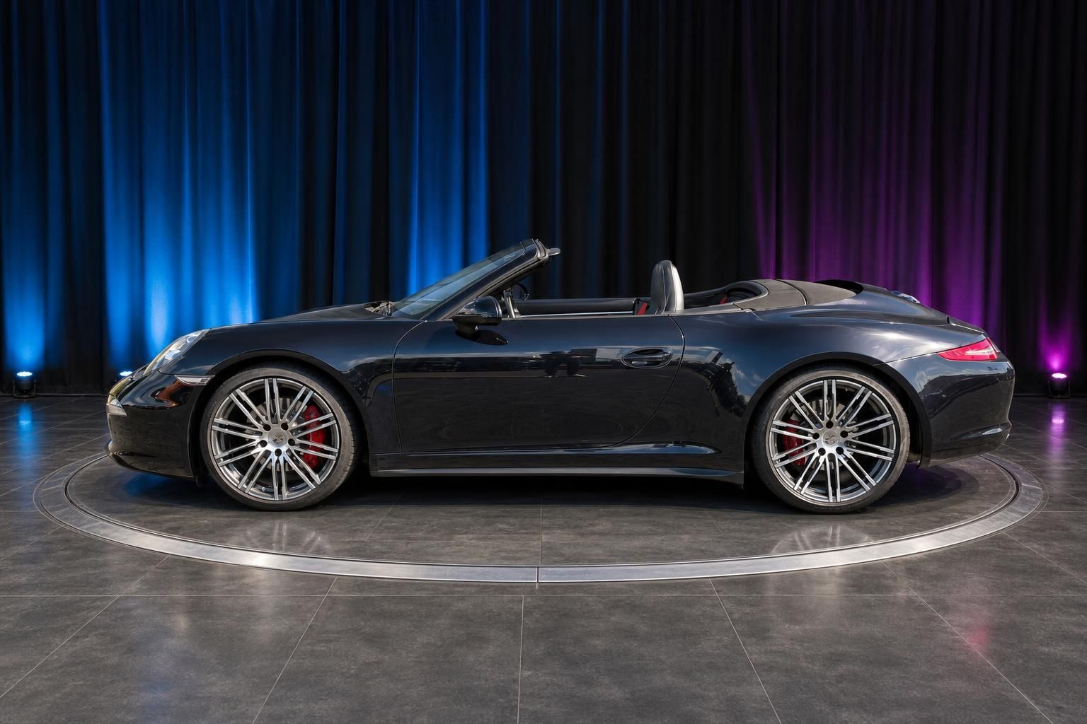 Porsche 911 Cabrio dunkelblau Seitenansicht mit offenem Verdeck - Sportwagen Cabriolet im Showroom