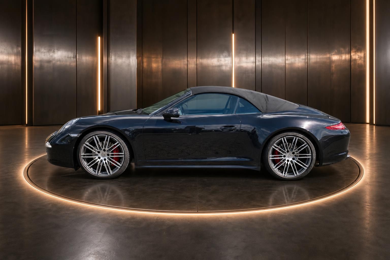 Porsche 911 Cabrio dunkelblau Seitenansicht mit geschlossenem Verdeck - Sportwagen auf Drehbühne