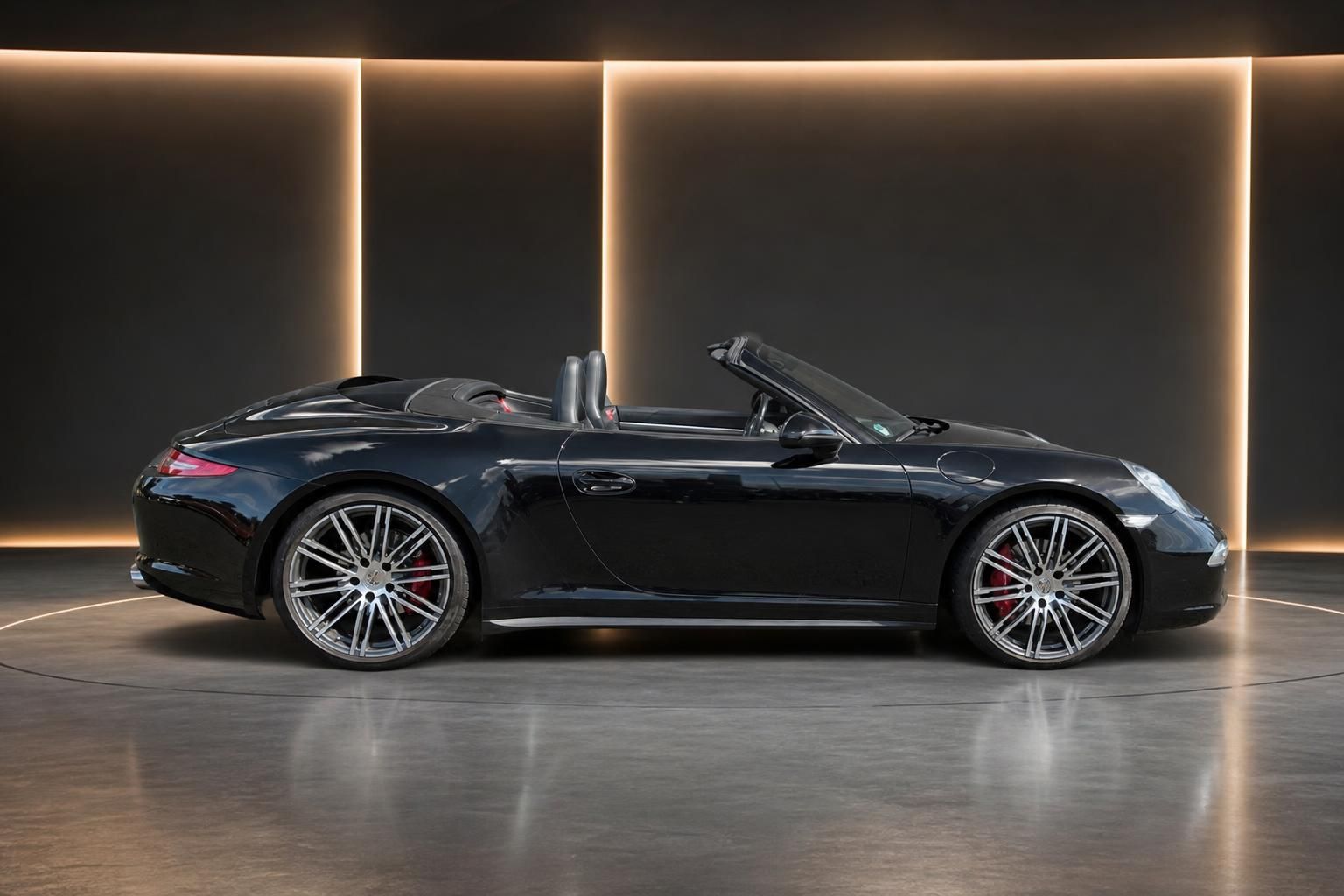 Porsche 911 Cabrio dunkelblau Seitenprofil mit offenem Verdeck - Sportwagen Cabriolet im Ausstellungsraum