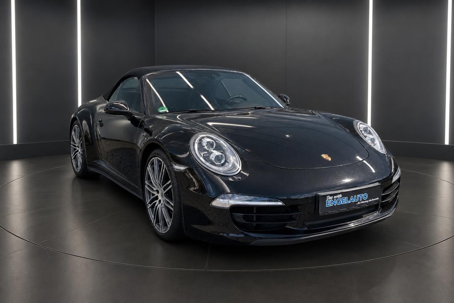 Porsche 911 Cabrio schwarz mit geschlossenem Verdeck - Dreiviertel-Frontansicht im Studio