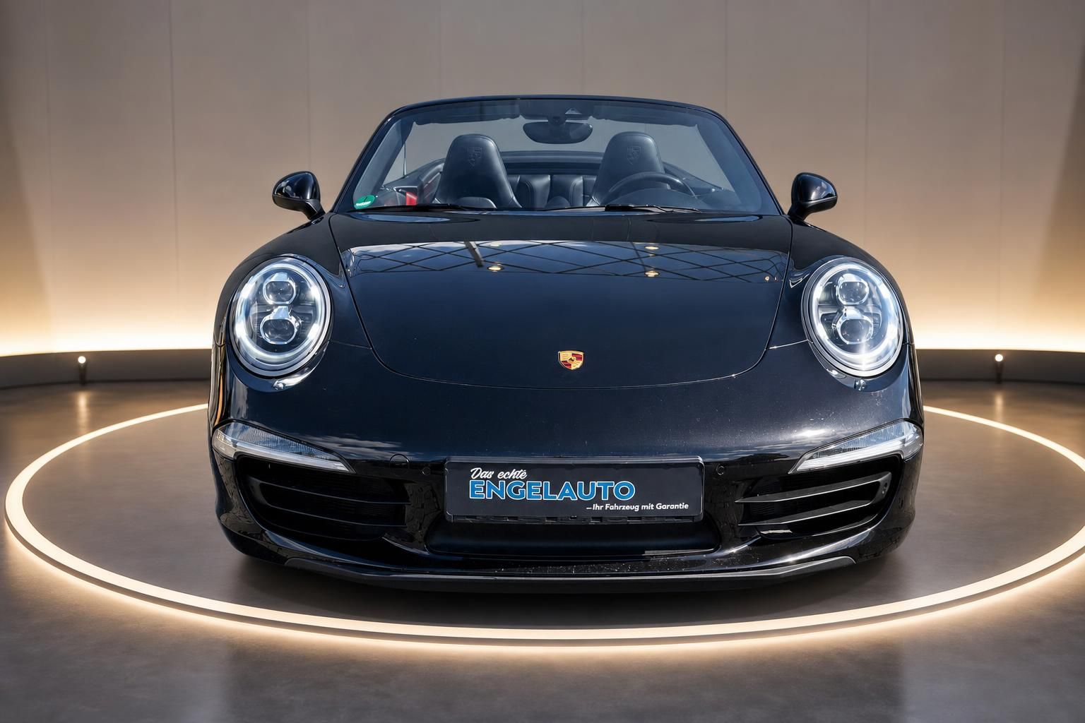 Porsche 911 Cabrio frontale Ansicht - schwarzer Sportwagen mit LED-Scheinwerfern