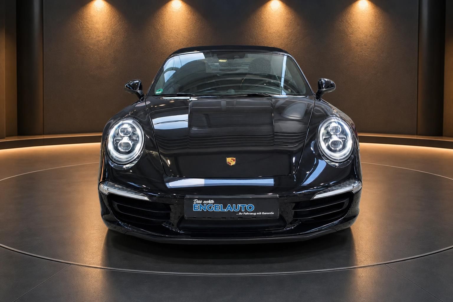 Porsche 911 Cabrio Frontansicht schwarz mit geschlossenem Verdeck auf Drehbühne