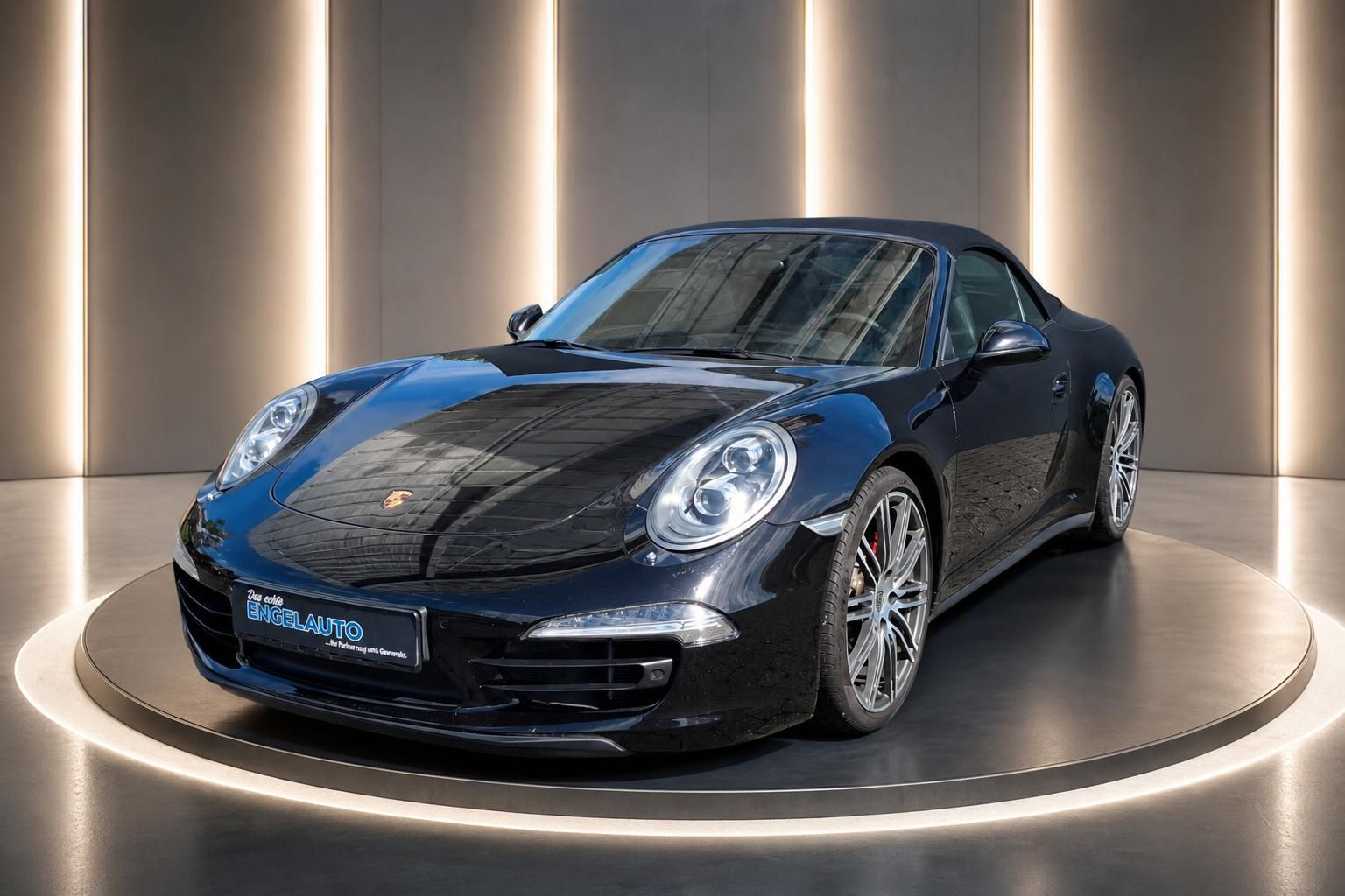 Porsche 911 Carrera 4S in dunkelblau, Frontansicht im Showroom mit Säulen im Hintergrund