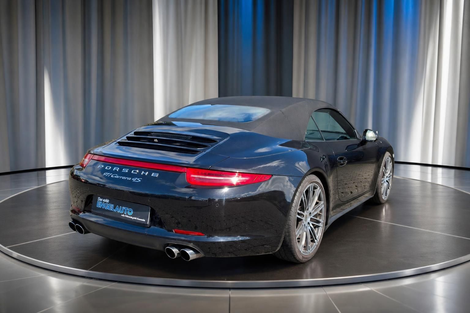 Porsche 911 Carrera 4S Cabriolet in dunkelblau, Heckansicht mit geschlossenem Verdeck