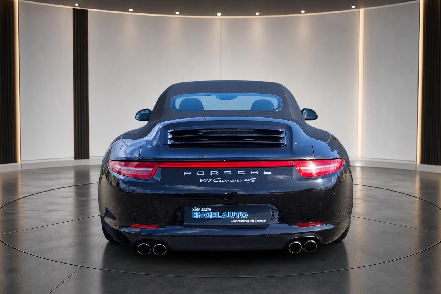 Porsche 911 Carrera 4S in dunkelblau, Heckansicht mit Sportauspuff und beleuchteten Rücklichtern