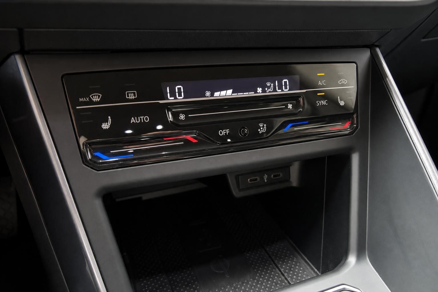 Klimabedienelemente und Mittelkonsole mit USB-Anschluessen im VW Innenraum