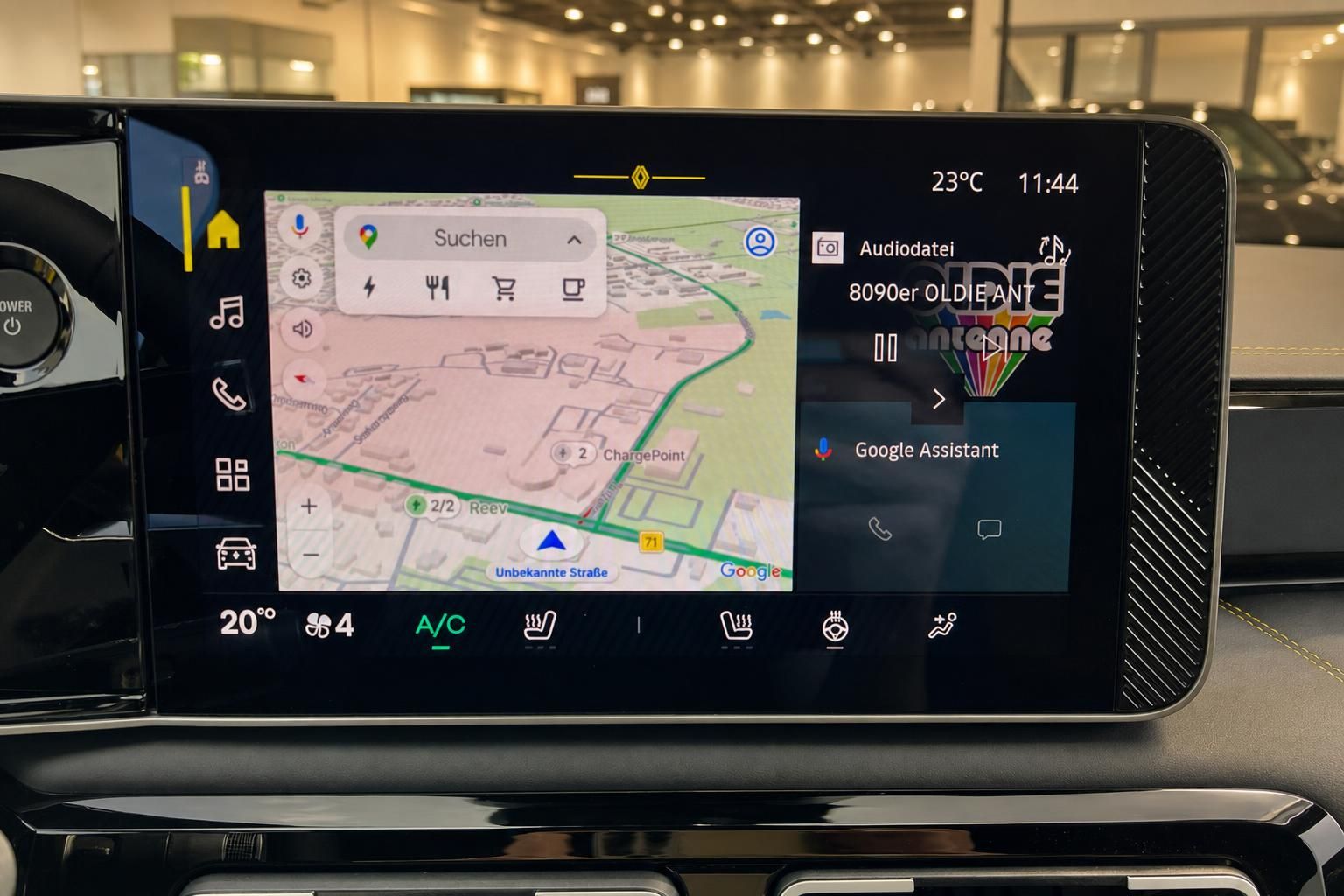 Renault 5 Infotainment-Display mit Google Maps Navigation und Android Auto im Fahrzeuginnenraum