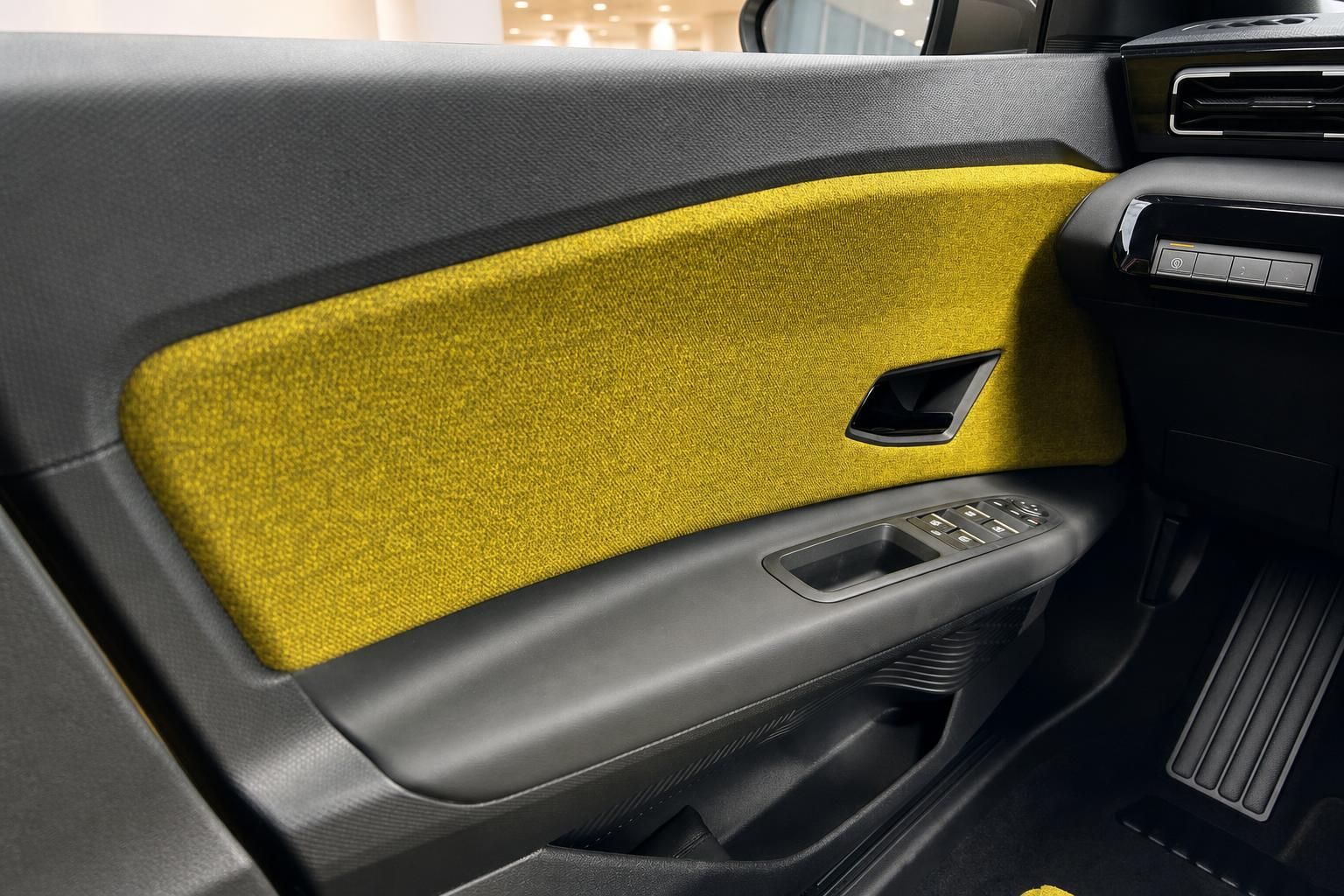 Renault 5 Fahrzeugtür Innenverkleidung mit gelbem Stoffeinsatz und Fensterheber-Schaltern