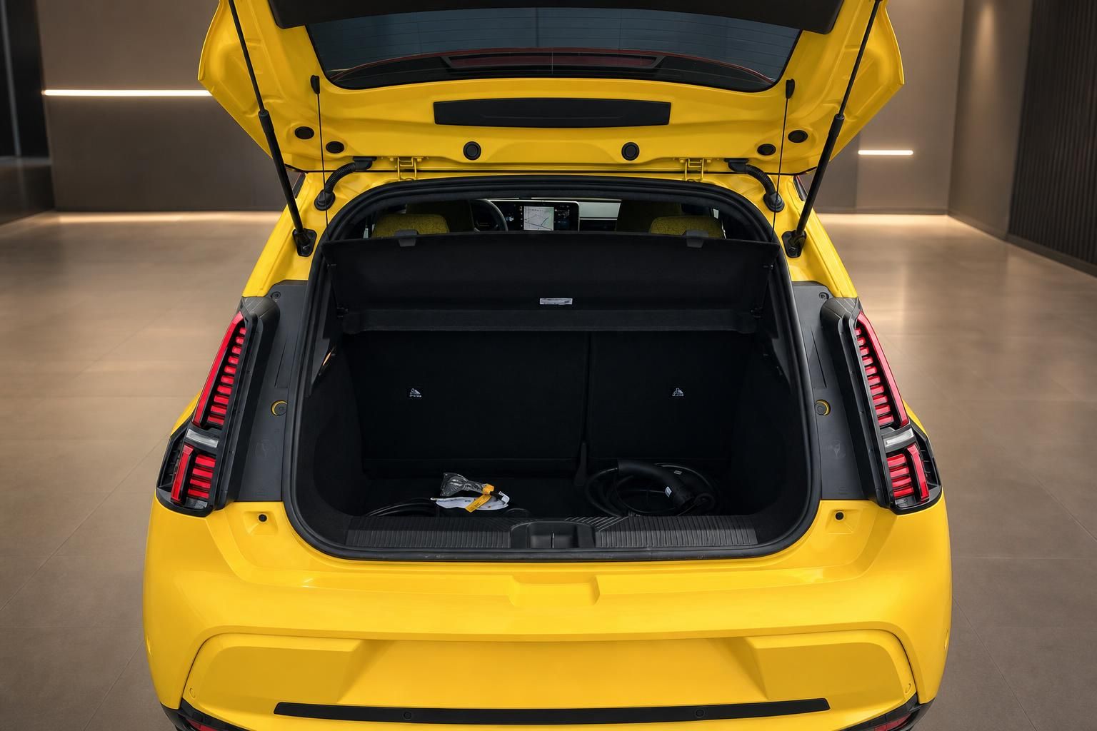 Gelbes Elektroauto Kofferraum offen von hinten mit Ladeausrüstung und modernen Rückleuchten
