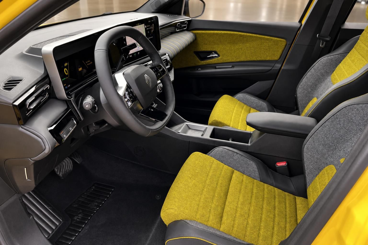 Renault 5 E-Tech Innenraum Fahrersitz gelb-grau Stoff mit Lenkrad und Display