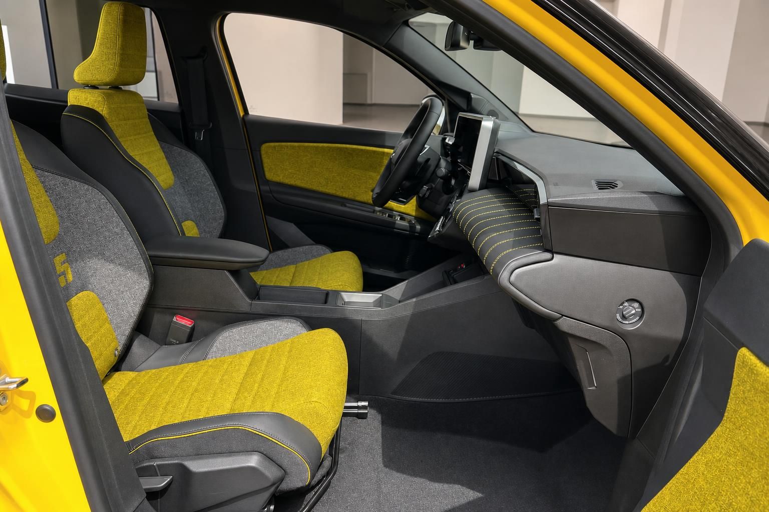 Renault 5 Innenraum Vordersitze mit gelb-grauen Stoffbezügen, Mittelkonsole und Cockpit